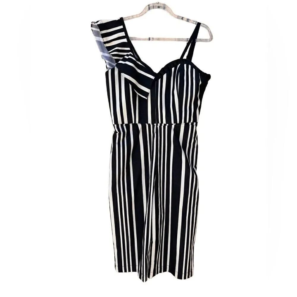 Alice + Olivia Black & White One Shoulder Capri Romper Ruffle detail Size 4